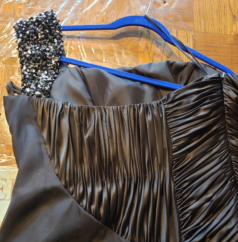 Elegant Black Designer Evening Dress - Picture 5 of 9